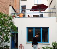 Nouvelle façade arrière avec terrasse et cour plantée