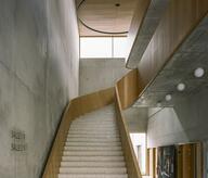 le hall du cinéma avec le grand escalier