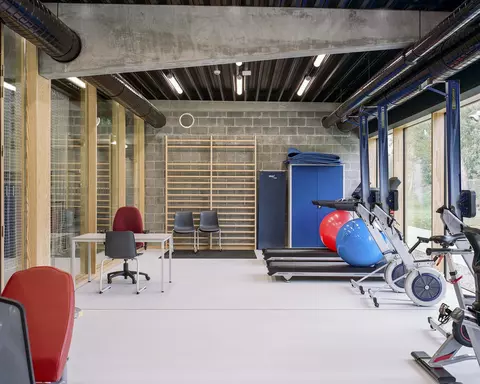 salle de conditionnement physique jouxtant la salle omnisports