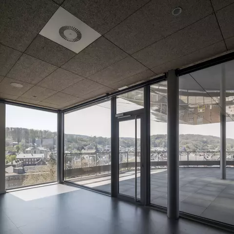 Salle au sommet du Phare prolongée par la terrasse panoramique 