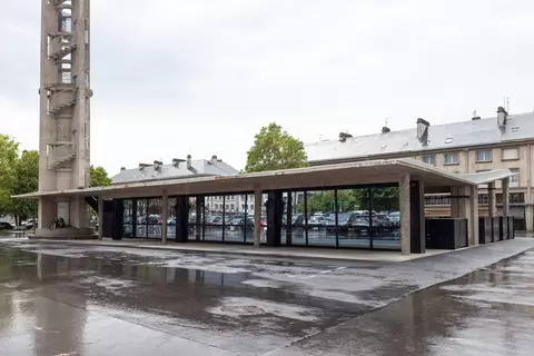 Halle-beffroi à Saint-Lô, avec brises-vents descendues et un verre au centre du beffroi