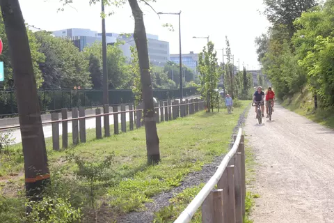 Une promenade le long de l'autoroute