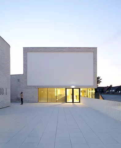 la terrasse avec son écran de cinéma extérieur