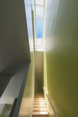 a light flaw in a dense building