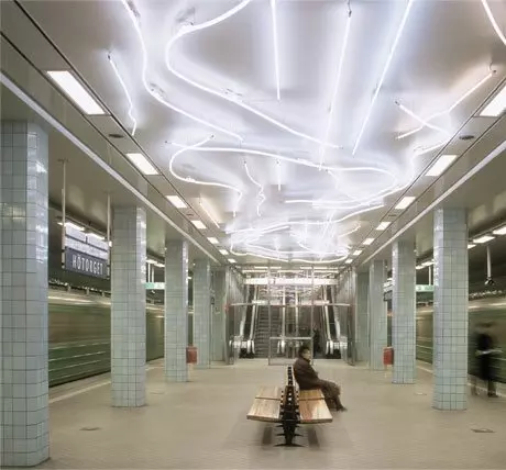 Neon tubes in shades of white, Hötorget platform ceiling by Gun Gordillo 1998. An example of how SL has integrated art with a traffic environment.